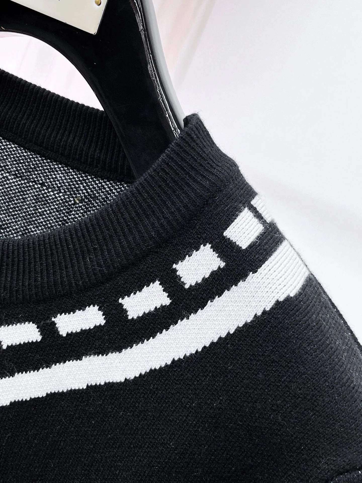 🅿️440 LV 2025ss new wool blended round neck long sleeve sweater cardigan bottoming shirt, high-end version! The custom-made fabrics at the counter are highly breathable and comfortable, with impeccable details and brand element design concepts, reflecting high quality. It feels delicate and soft! It presents a casual cut and the upper body shape is great! 🐉Code size: M-3XL